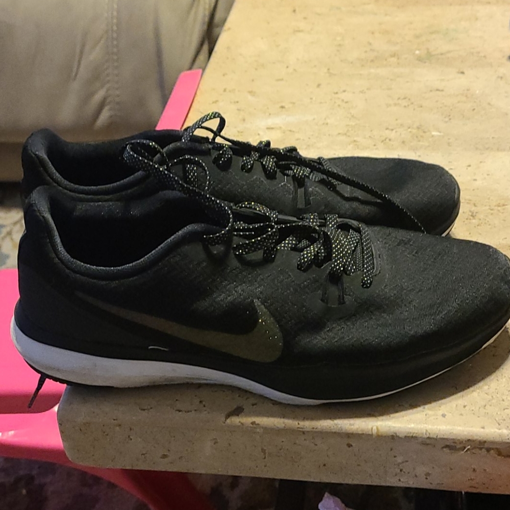 Tennis shoes